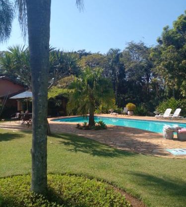 Lindo Rancho na beira do rio com piscina