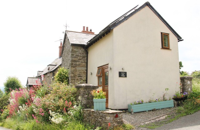 LINLEY LANE COTTAGE, pet friendly, with a garden in Bishop's Castle