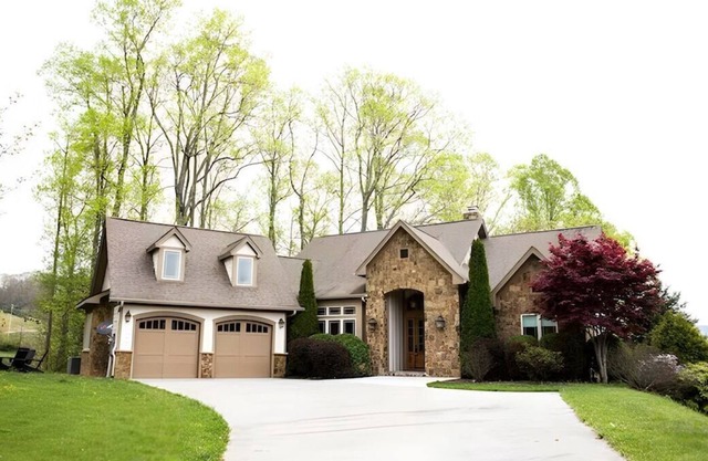 Linville Falls Luxury Cabin w/ hot tub & game room