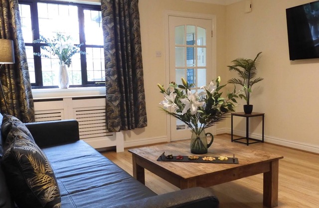 Lion House Chester - Very Near Zoo Ideal for City - Sleeps Up to 7