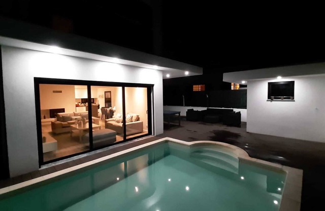 Lisbon villa with pool