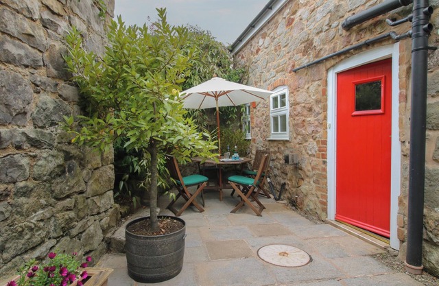 LITTLE BARN, pet friendly, character holiday cottage in Trefonen