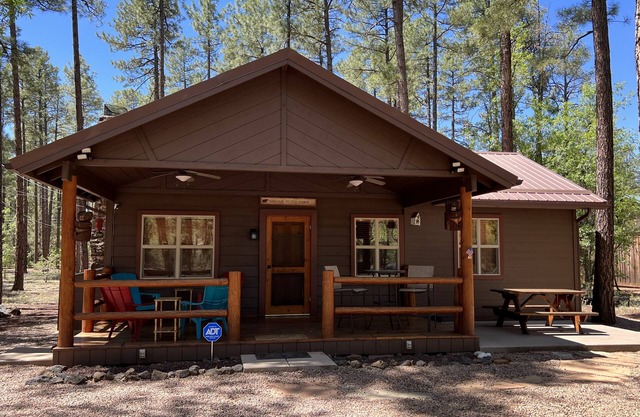 Little Bear Cabin, a cozy getaway!