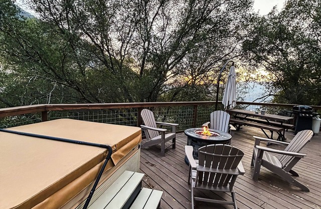 Little Bear Cottage Private,Luxury Getaway!SPA! FIRE PIT! 3 MLS FROM SNP