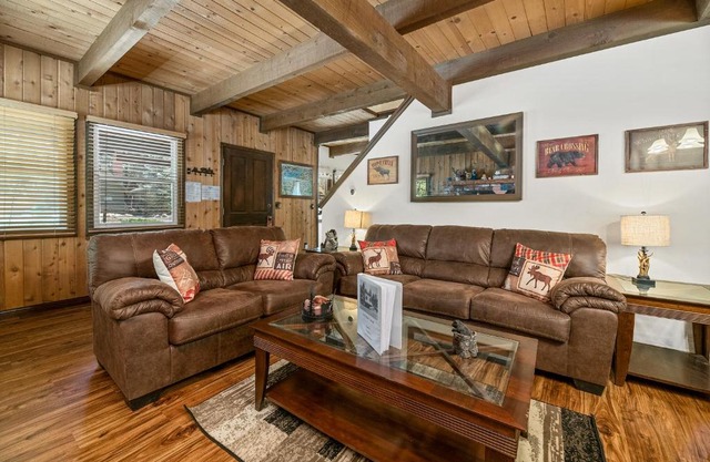 Little Bear Cottage - Cozy, quaint cabin with a great fireplace and so many fun board games!