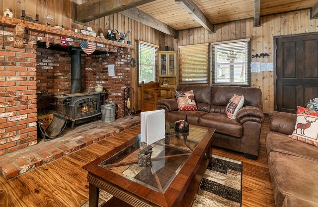 Little Bear Cottage - Cozy, Quaint Cabin With A Great Fireplace And So Many Fun Board Games! 2 Bedroom Cottage