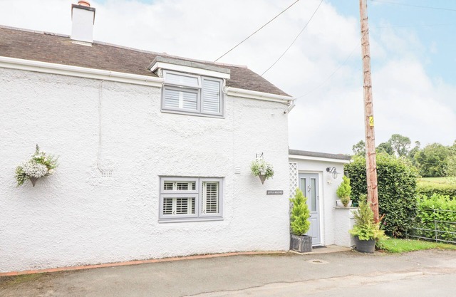LITTLE BEECHES, family friendly, with a garden in Hengoed