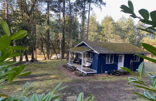 Little Blue White Cottage 5 min From Main hub Ganges, Ocean, Lakes