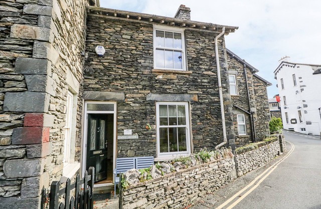 LITTLE BROOK COTTAGE, pet friendly in Bowness-On-Windermere