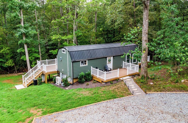 Little Cabin at Leesville Lake with a GIANT deck