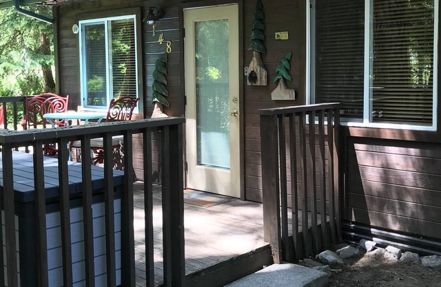Little Cabin in the Woods. Mt Rainier Nisqually Gate. Cozy cabin for 2