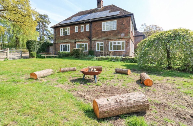 LITTLE DANNS, character holiday cottage in Herstmonceux