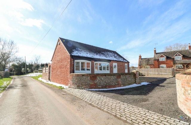 LITTLE GEM, family friendly, with hot tub in Marchington
