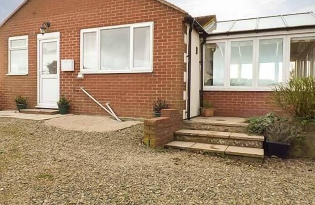 LITTLE HOMEFIELD, romantic, with a garden in Cardington