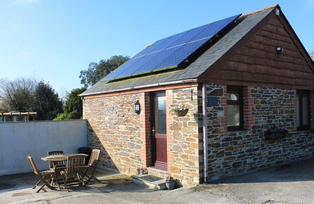 LITTLE MAY, pet friendly, with a garden in Newquay