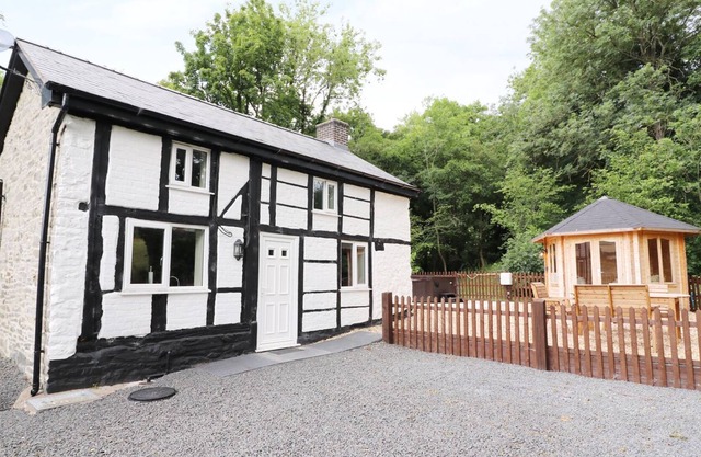 LITTLE MILL, romantic, with hot tub in Llanfair Caereinion