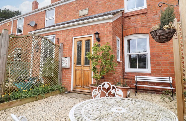 LITTLE NOO, family friendly, with a garden in Upton St Leonards