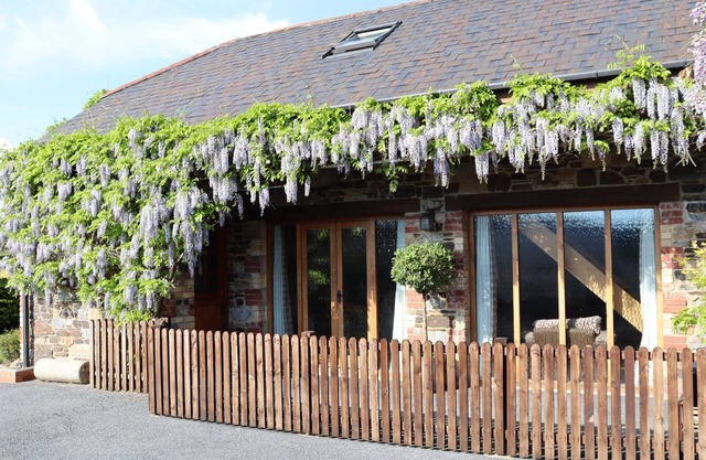 LITTLE ORCHARD, pet friendly, character holiday cottage in Ashburton