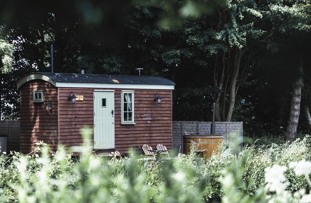 LITTLE OTCHAN SHEPHERD'S HUT, romantic, with hot tub in Roos