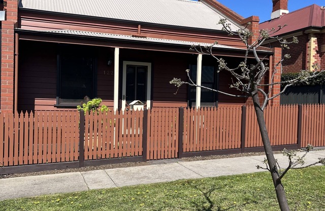 Little Red Cheerful 4 bed Home CBD Bendigo