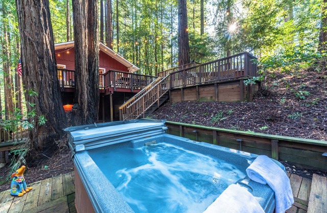Little Red House- Magestic Treehouse in Redwoods! HotTub/Near Golf/Dog/WiFi