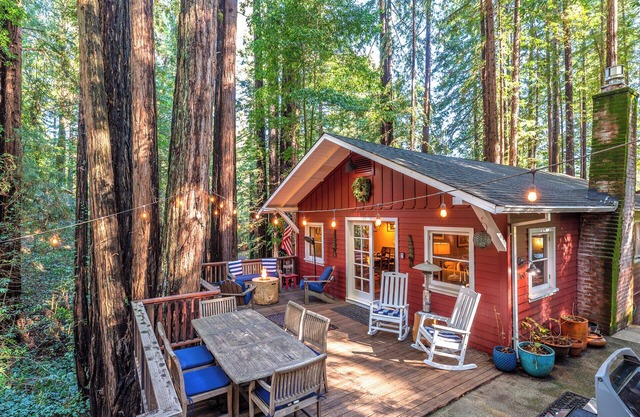 Little Red House Plus-Fab Redwood Cabin!Peaceful & Calm! HtTb/WIFI/Pup/Golf