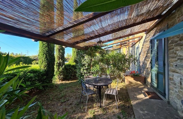 Little stone house with air/con near Cortona, pool, garden and beautiful views