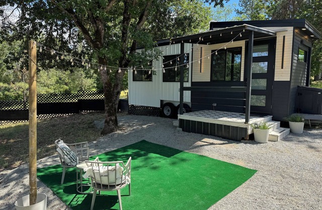 Little Wolf Tiny Home cozy, pet friendly, secludednn