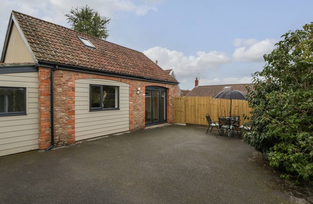 LITTLEMOOR COTTAGE, romantic, with open fire in Draycott