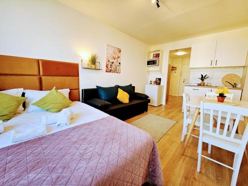 LIVE-INN PRAGUE APARTMENTS, Free Gym & Parking, Reception, Lifts, Roof Terrace & Game Room