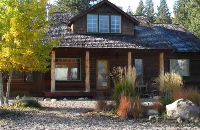 Live Like A Local - Beautiful Winthrop Home close to ski/hiking trails