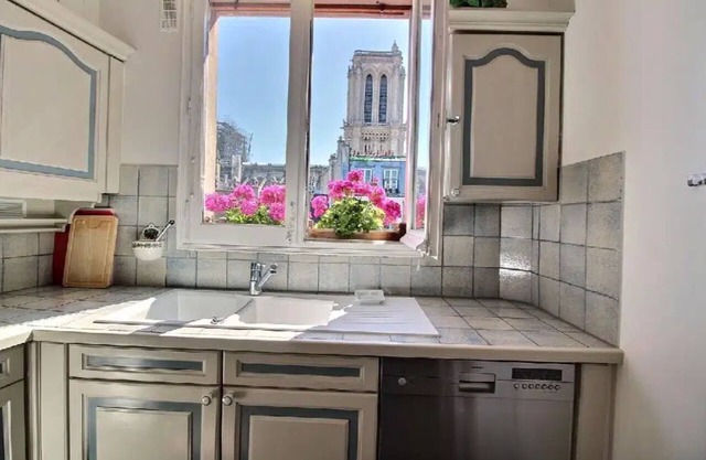Live Like a True Parisian with Jaw-Dropping Notre Dame Views - 60 sqm 2 beds