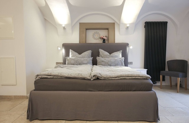 Live like in a castle, in the vaulted room, rental after complete renovation