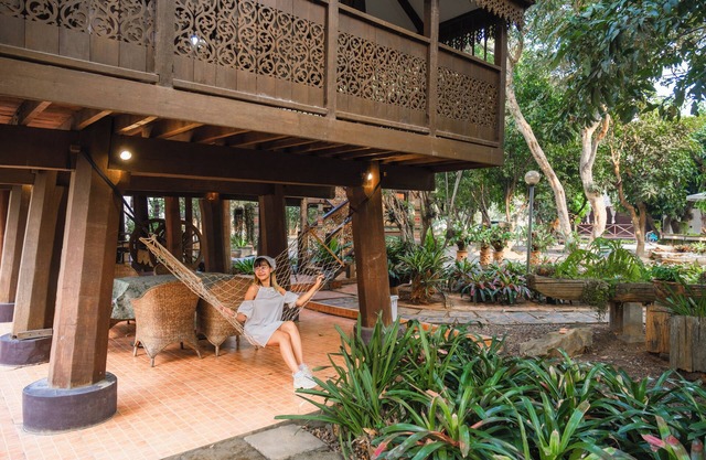 "Live like a Local" Wooden House