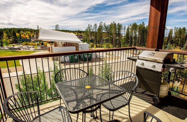 Live Music Views & Pool Oasis in Hideaway Park!