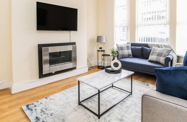 Liverpool City Centre House with Parking & Wifi