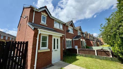 Liverpool Home from Home Sleeps 4 Free Parking Pass the Keys