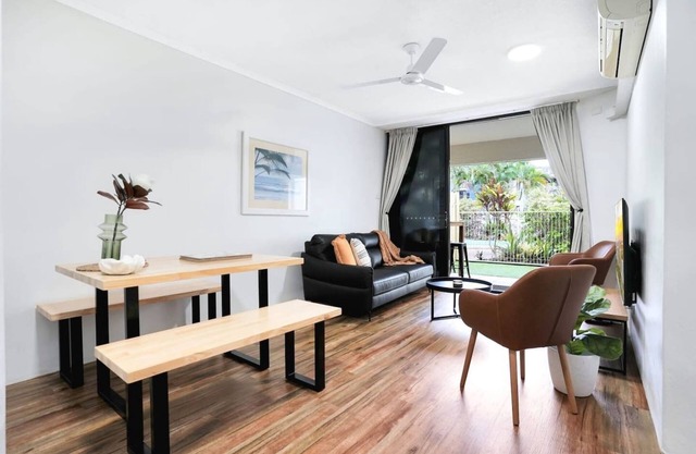 Living on Lake - Stylish Townhouse with Pool & Patio Near Esplanade