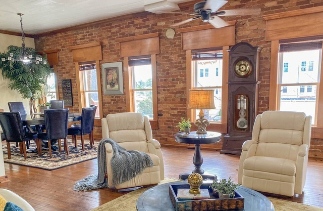 L👀K! Main Street Loft -- Historic Building in Downtown Enterprise - SLEEPS 8-10