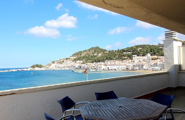 LLANÇÀ 11 ÀTIC - Penthouse direct to the sea with big terrace and swimming-pool.
