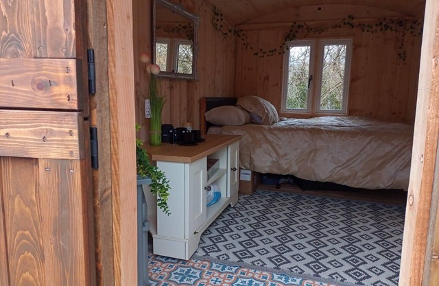 Llandovery - Lodge - Sleeps 2 - Parking - Hot Tub