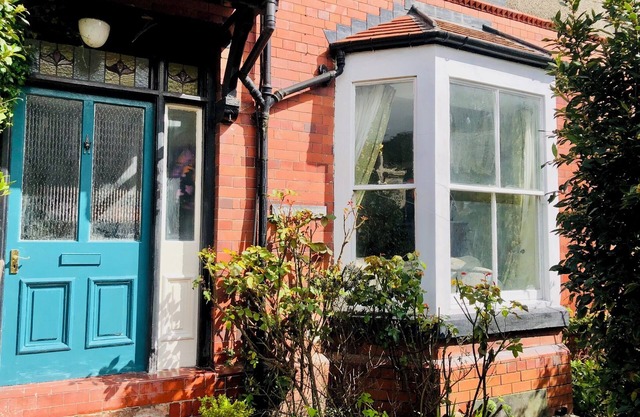 Llangollen Art Deco Townhouse 4 bed with roll top bath and wood burner