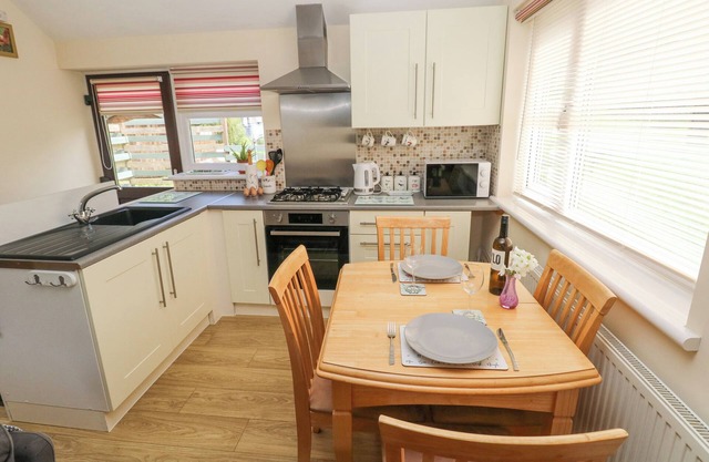 LLETTY BACH, pet friendly, with a garden in Whitland