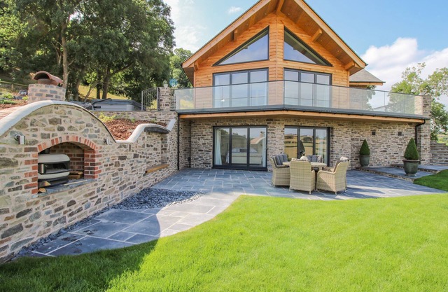 LLETY CARIAD, pet friendly, luxury holiday cottage in Montgomery