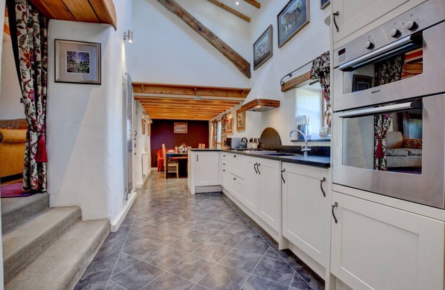 Llety'r Bryn - Four Bedroom House, Sleeps 8