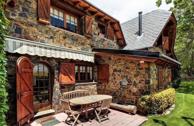 LLIVIA V - Five Bedroom Chalet, Sleeps 11