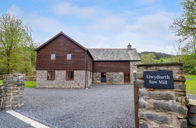 LLWYDIARTH SAW MILL, pet friendly in Llanfair Caereinion