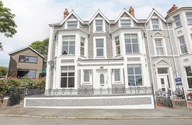 LLWYN ONN 2 BED, country holiday cottage, with a garden in Criccieth