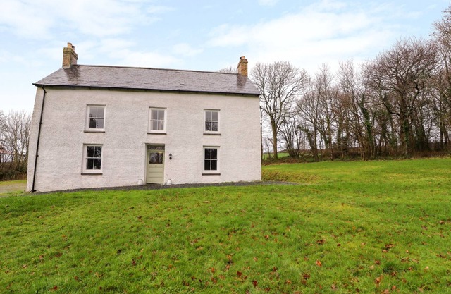 LLWYNCADFOR FARM, pet friendly, with open fire in Newcastle Emlyn