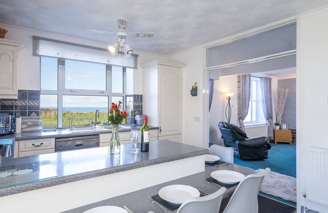 Llwyndyrys, Holiday Cottage Square and Compass, Sleeps 4, 2 bedrooms, bathrooms
